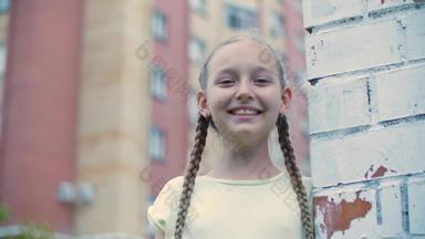 好玩的女孩少年笑砖墙背景住宅区城市快乐青少年女孩微笑城市走住宅房子背景